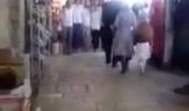 #شاهد | استفزاز المستوطنين للمقدسيين في شارع الواد بالبلدة القديمة  في #القدس المحتلة.