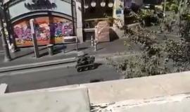 #شاهد قوات الاحتلال تُحضر روبوت لكشف المتفجرات - بعد السيطرة على فلسطيني والاعتداء عليه للاشتباه بأنه يحمل عبوة ناسفة في شارع يافا بالقدس المحتلة، حيث كان يسعى لـ صعود القطار الخفيف