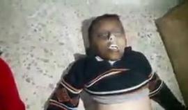 الفيديو يتحوي على مشاهد قاسية +18

#شاهد النظام السوري يقتل عائلة كاملة بـ غاز الكلور السام في حي الصاخور بحلب - نشطاء