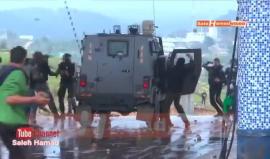 #شاهد| كيف استهدف الشبان الفلسطينيون جيب عسكري إسرائيلي في قرية النبي صالح شمال غرب رام الله 

(نشطاء)