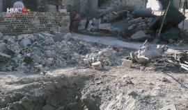 الدمار الذي خلفته سقوط برميل متفجر على تيرمعلة قضاء حمص الليلة الماضية .