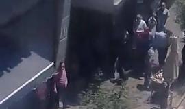 #شاهد شبان يبدأون باغلاق المحلات التجارية وسط الخليل للتضامن مع الأسرى