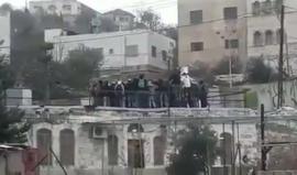 مستوطنون يقتحمون سطح منزل الناشط عماد أبو شمسية في تل أرميدة وسط الخليل بحماية جيش الاحتلال.
تصوير : علي العبد