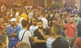 عشرات الشبان الفلسطينيون يهتفون أمام منزل الشهيد مصباح أبو صبيح في القدس المحتلة
تصوير : لمى أبو غوشة