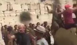 #شاهد
احتفالات جنود الاحتلال من وحدة كفير في ساحة البراق قرب المسجد الأقصى المبارك