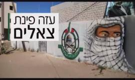 رسام إسرائيلي ينقل ملامح غزة لقاعدة تدريب للجيش

حاول رسام إسرائيلي نقل بعضًا ما قال إنها لملامح شعبية وحيوية لإحدى المناطق بغزة عبر الرسم على جدران معسكر تدريبي للجيش، تمهيدًا لاقتحامها وممارسة تدريباتهم على اقتحام مناطق في غزة.