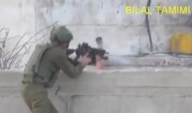 جندي إسرائيلي أطلق رصاصه تجاه المتظاهرين الفلسطينيين.. ماذا فعلوا به؟