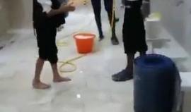 نشطاء يتداولون فيديو يظهر فيه النجم السنغالي #ساديو_ماني مهاجم #ليفربول الانجليزي وهو يشارك في تنظيف دورات مياه أحد المساجد