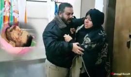 مقطع يدمي القلب .. شاهد ردة فعل والدة الشهيد محمد أنور الأقرع لحظة التعرف عليه داخل المستشفى، حيث ارتقى بقصف