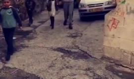 #شاهد لقاء الأسير المقدسي "علي محيسن" بوالدته بعد ٧ أشهر من الاعتقال