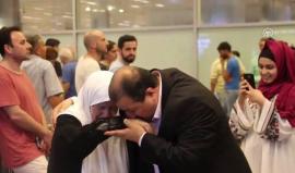 مشهد مؤثر.. 
بعد أن فرقهم الاحتلال 17 عاماً..المبعد #الفلسطيني فهمي كنعان يحتضن والدته في #اسطنبول