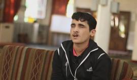 قصة الشاب السوري نور كلثوم الحافظ لكتاب الله، من حي جوبر الدمشقي، أصيب بقصف قبل عامين.