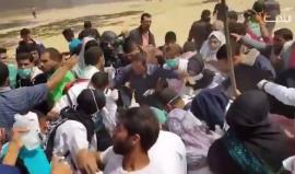 شباب شكّلوا بأجسادهم درعاً لسيدة أصيبت برصاص الاحتلال شرق غزة اليوم.