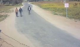 تجولوا حتى 20كم في الداخل المحتل.. 

الفيديو الكامل للشبان الثلاثة الذين تمكنوا من اختراق كافة أنظمة المراقبة الاسرائيلية على حدود قطاع غزة ووصولهم الى قاعدة "تساليم" التابعة للجيش وبحوزتهم سكاكين وقنابل وفق ادعاء الاحتلال