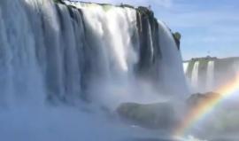 قوس مثالي يتشكل فوق "شلالات أجوازو" الواقعة بين #البرازيل و #الأرجنتين
فيديو: Kevin Raub - lonelvDlanet