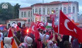 بدء إحتفالات نجاح #أردوغان في الإنتخابات الرئاسية أمام قصر قيصقلي بمدينة #إسطنبول