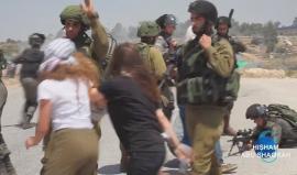 #شاهد | فلسطينيات يحاولن منع قوات الاحتلال من إطلاق النار صوب الشبان خلال مواجهات في قرية النبي صالح قضاء رام الله اليوم.
تصوير: هشام أبو شقرة