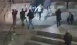 لحظة الاعتداء الوحشي الاسرائيلي على المقدسيين عند باب العامود في القدس قبل قليل