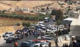 تجمع لعشرات المستوطنين بخربه الدير في بلدة تقوع شرق بيت لحم وإغلاق الشارع الرئيس بحمايه قوات الاحتلال