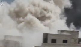 #شاهد: لحظة سقوط البرميل المتفجر من الطيران المروحي أمام عدسة المصور في #داريا بريف #دمشق