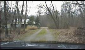 #شاهد .. الشرطة الأمريكية في مدينة هادسون بولاية أوهايو ، تبث مقطع فيديو يظهر لحظة إطلاق أحد رجال الشرطة الرصاص على الطالب الإماراتي المبتعث سيف العامري، بعدما حذره من أنه سيطلق النار إذا لم يتوقف، وذكر بيان للشرطة المحلية أن العامري فقد السيطرة على سيارت