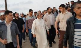 #شاهد عضو المكتب السياسي لحركة حماس محمود الزهار يتوسط الجماهير المشاركة في مسيرة العودة الكبرى شرق غزة