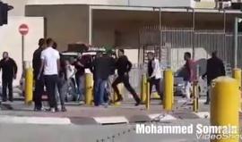 حتى الجنازات لم تسلم .. 

#فيديو جنود الاحتلال يحتجزون جنازة شاب في مخيم قلنديا بالقدس والأهالي يقتحمون الحاجز ويمرون رغما عن المحتل