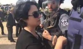 النائب في الكنيست الإسرائيلي حنين الزعبي تصل قرية أم الحيران للتضامن مع الأهالي وقوات الاحتلال تمنعها من الدخول