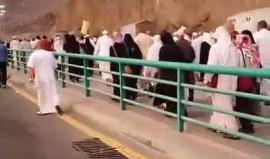الحجاج يتوجهون في يومهم الثاني  لرمي الجمرات الصغرى والوسطى والكبرى
الزميل الصحفي: محمد الداعور