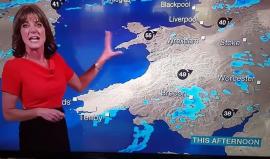 مذيعة نشرة الطقس تفقد السيطرة على نفسها جراء نوبة ضحك