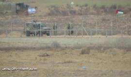 #شاهد أحد الجنود الصهاينة على الحدود الشرقية لمدينة خانيونس خلال محاولته إنزال علم فلسطين عن السلك الفاصل