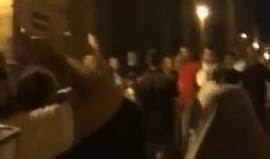 #شاهد | أهالي القدس يكبرون بعد اعتداء قوات الاحتلال عليهم أمام باب الاسباط . 
تصوير محمد قاروط إدكيدك