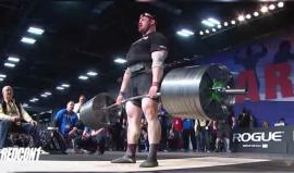 انفجرت شرايينه! 

#فيديو روسي يرفع "نصف طن" في بطولة أرنولد الرياضية 2018