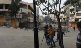 مواجهات بين الشبان وقوات الاحتلال في منطقة باب الزاوية بمدينة الخليل.