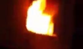 #شاهد لحظة إحراق أحد منازل الفلسطينيين في قرية دوما جنوب نابلس من قبل المستوطنين فجر اليوم