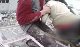 #شاهد لحظة انتشال طفل من تحت الأنقاض عقب غارات جوية على مدينة #دوما في #الغوطة_الشرقية