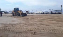 #مباشر 

رفع السواتر الترابية المحيطة بمخيم العودة شرق البريج وسط قطاع #غزة .

بث مراسلنا : أحمد المقادمة