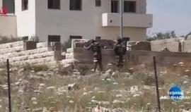 مشاهد توثق لحظة اطلاق احد جنود الاحتلال الرصاص على الشهيد سبأ عبيد خلال الـ مواجهات التي اندلعت أمس في قرية النبي صالح