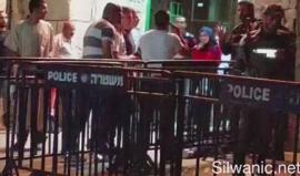 #شاهد .. قوات الاحتلال توقف الشبان وتعرقل إدخالهم يافطات لساحات المسجد الاقصى تحضيرا ليوم الجمعة الاخيرة من شهر #رمضان وليلة السابع والعشرين .