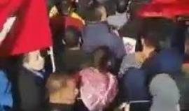 جانب من تشييع جثمان الشهيد معن أبوالقرع في رام الله قبل قليل، يشار الى أن الاحتلال سلم جثمانه بعد احتجاز طويل