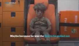 #شاهد | "مصطفى الساروت".. مصور سوري من #حلب  يروي حكاية الطفل "عمران" الذي خرج من تحت الأنقاض على قيد الحياة