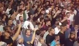 "عالأقصى رايحين شهداء بالملايين" هتافات الشبان أمام باب الأسباط بالمسجد الأقصى
