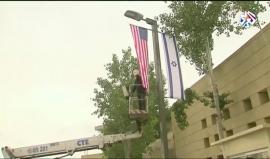 سلطات الاحتلال ترفع 3 لافتات في شوارع #القدس للسفارة الأميركية، وباللغات الإنكليزية والعربية والعبرية، بعد قرار #ترمب بجعل القدس عاصمة للاحتلال.