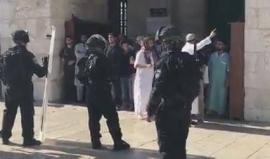 تكبيرات المصلين في وجه قوات الاحتلال التي تحاصر المصلى القبلي في المسجد الأقصى