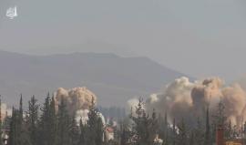 #شاهد .. حملة قصف شرسة بشنها النظام السوري على مزارع ومحيط مخيم خان الشيح في ريف دمشق حيث ألقى منذ الصباح عشرات البراميل المتفجرة بعضها يحتوي مادة النابالم الحارق.