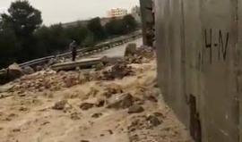 بفعل الأمطار .. سقوط أجزاء من الجدار الفاصل في "الحارة التحتا" بمخيم شعفاط شمال شرق القدس المحتلة