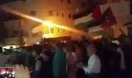 شبان ينظمون جنازة رمزية للشهيد بهاء عليان عقب مسيرة حاشدة انطلقت من أمام قاعة العزاء في بلدة أبو ديس شرق القدس المحتلة ..