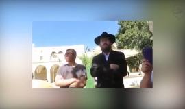 #شاهد مدير عام أوقاف القدس عزام الخطيب يطرد مرابطات من الأقصى أثناء تصديهن لاقتحام عشرات المستوطنين