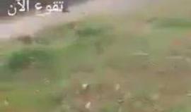 هروب جندي من قوات الاحتلال أمام حجارة الشبان في بلدة تقوع شرق بيت لحم أثناء مواجهات اليوم.