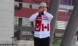 في استثناء للحظر.. الأذان يصدح في الهواء الطلق بكندا

صدح الآذان في الهواء الطلق، بمدينة ميسيساغا الكندية، في استثناء للحظر المفروض في أرجاء كندا، على رفع الآذان من المآذن، أو عبر مكبرات الصوت في الأماكن المفتوحة.
جاء ذلك ضمن المهرجان الإسلامي الثاني عشر،